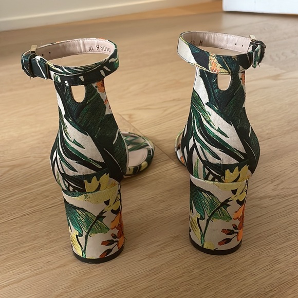 Stuart Weitzman Green Floral Plant Heels - Picture 4 of 9